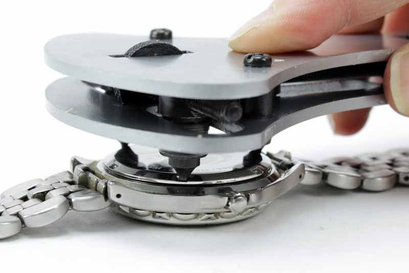 Как открыть заднюю крышку часов?