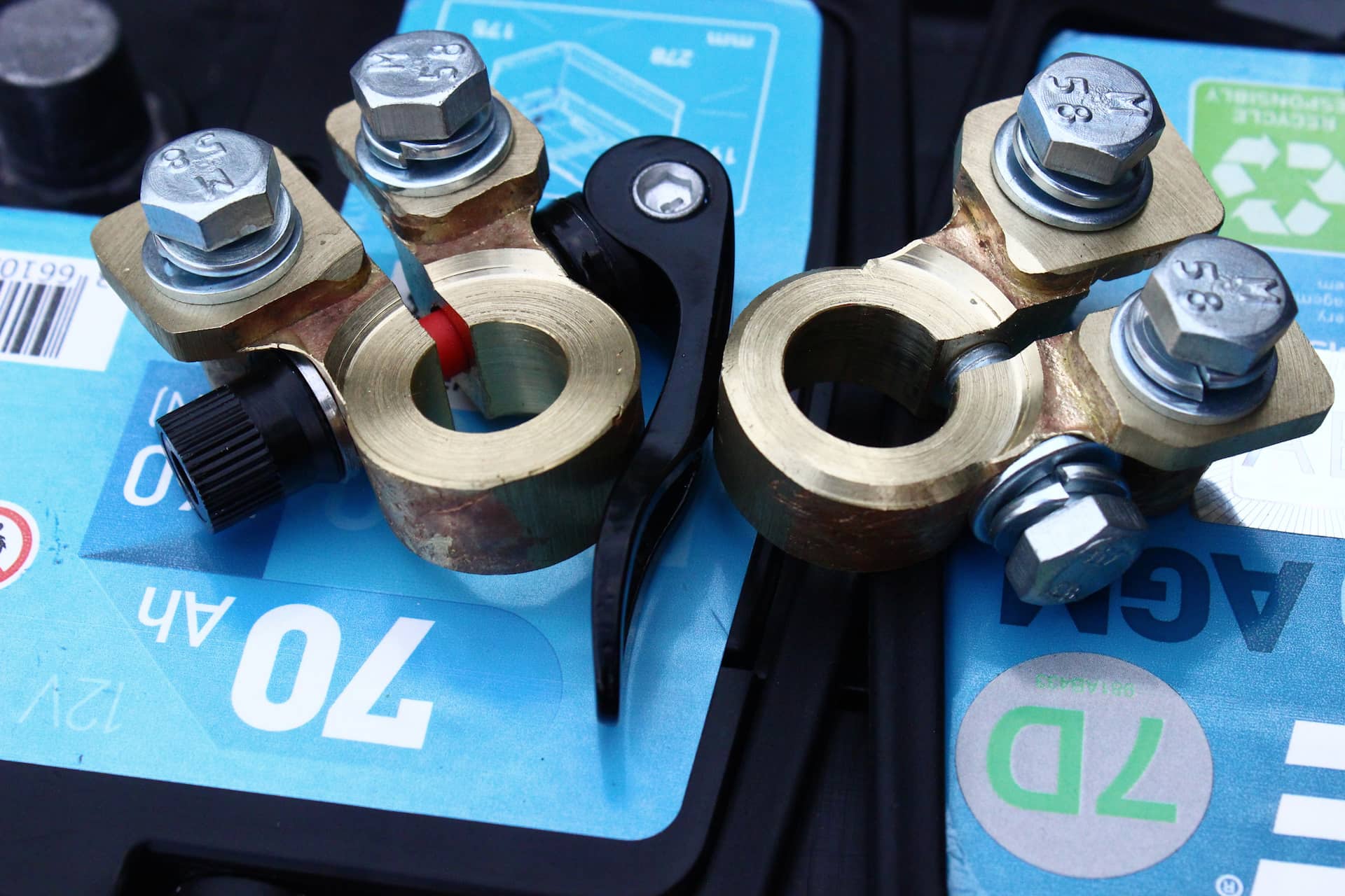 изображение Какую клемму снимать первой Какую клемму снимать первой фото