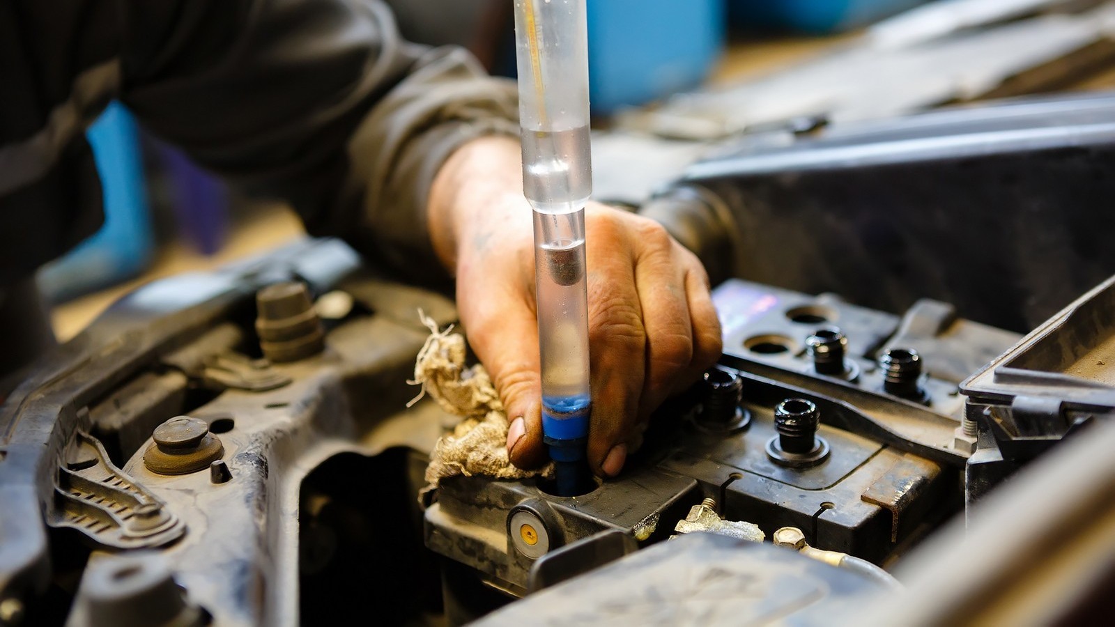 изображение Как часто проверять уровень электролита в аккумуляторе Как часто проверять уровень электролита в аккумуляторе фото