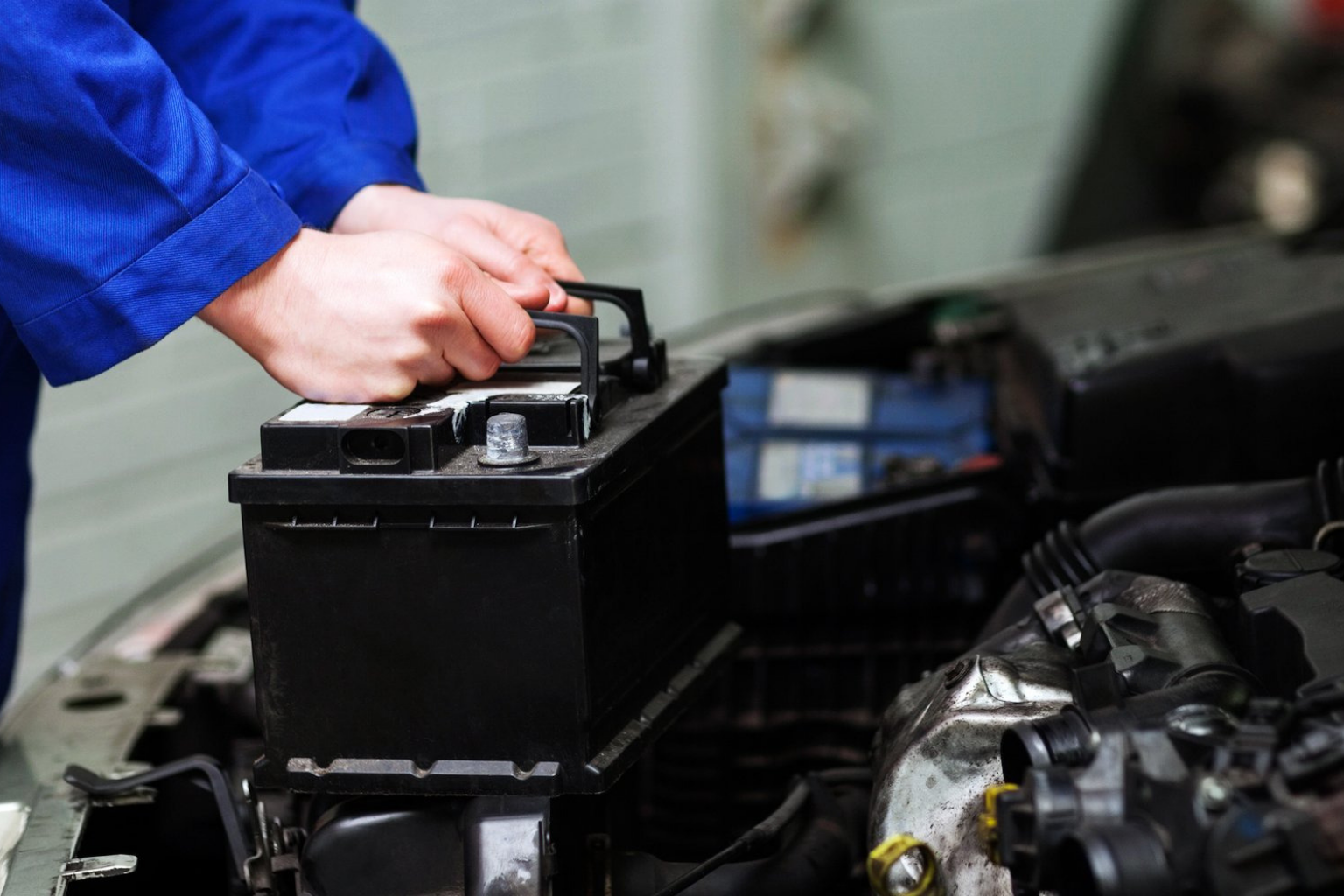 изображение Как снимать аккумулятор с автомобиля Как снимать аккумулятор с автомобиля фото