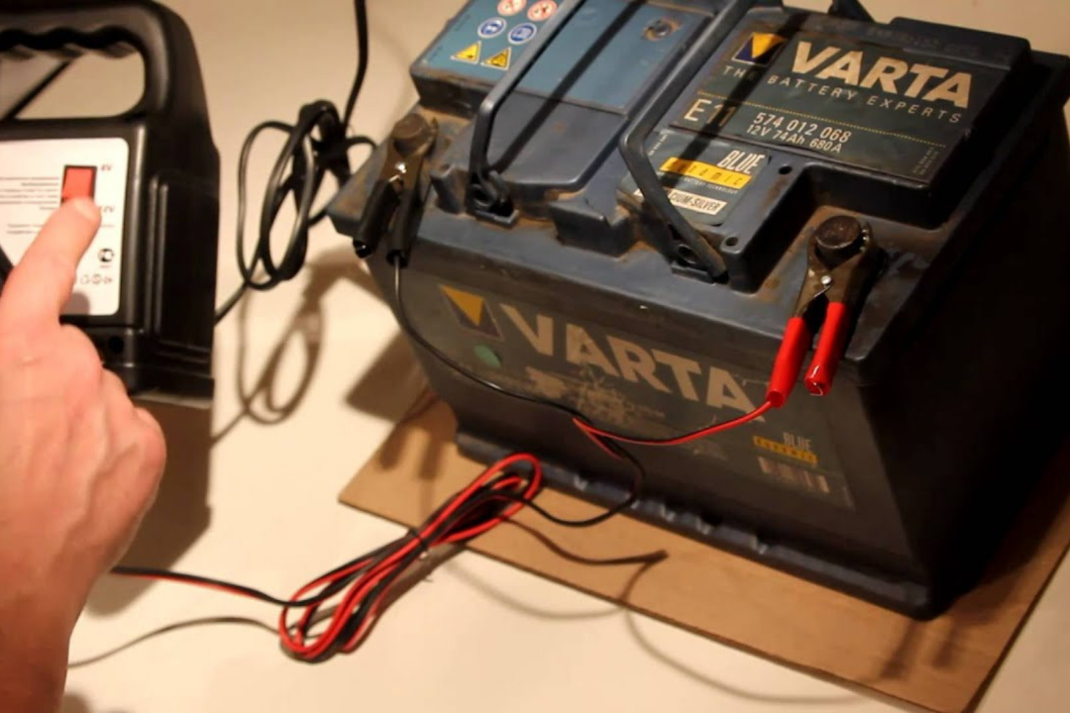 изображение Как заряжать необслуживаемый аккумулятор Как заряжать необслуживаемый аккумулятор фото