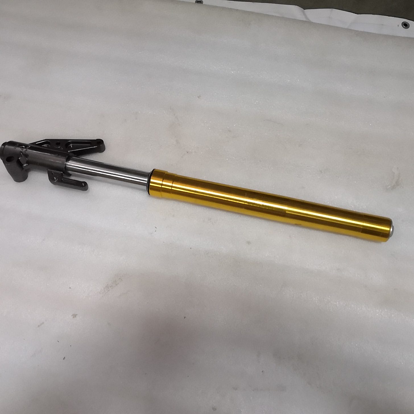 Амортизатор передний левый  в сборе