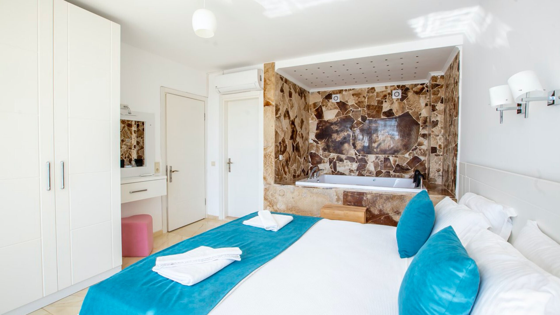 VBK41947 Villa Booking