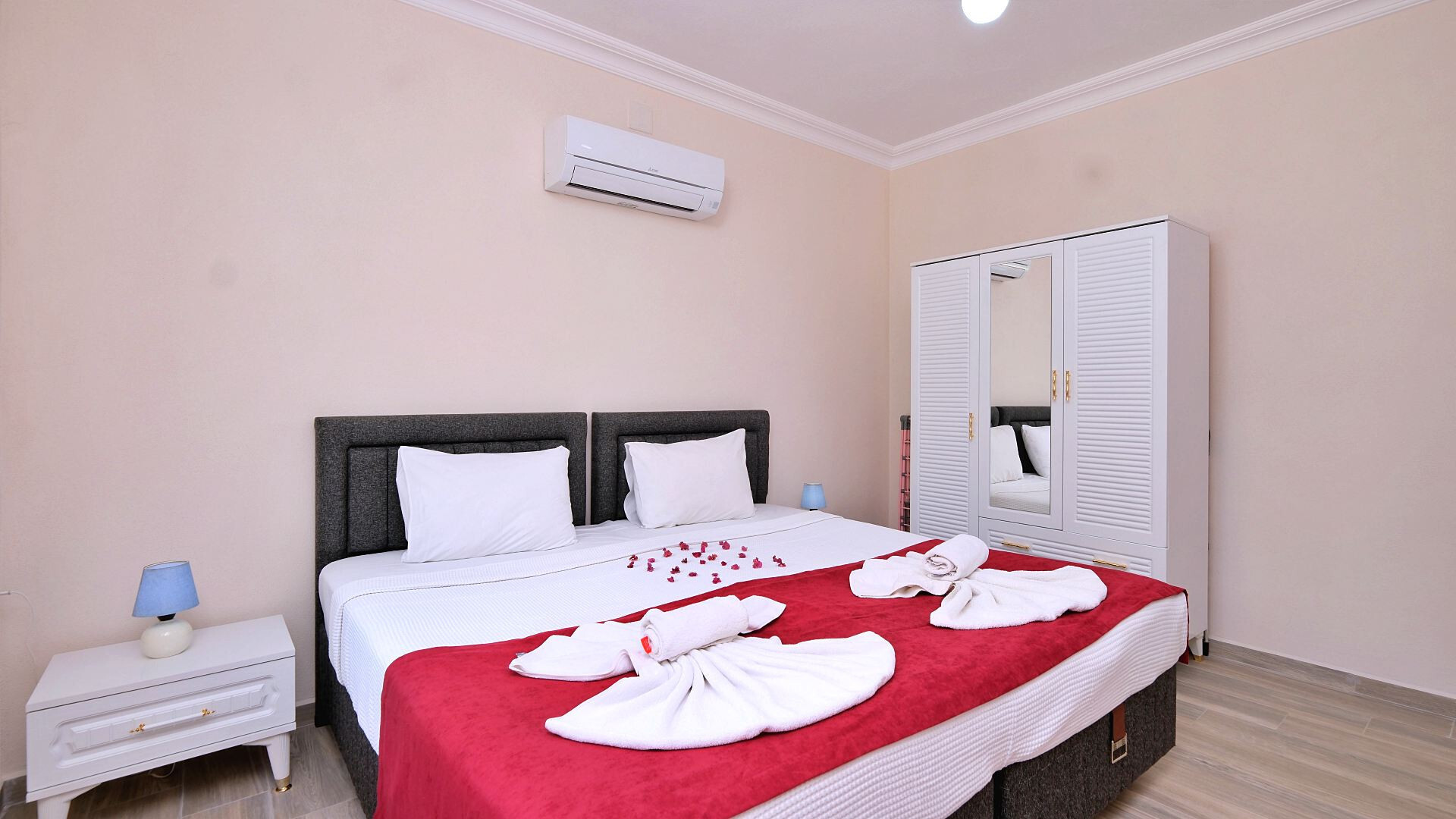 VBK70256 Villa Booking
