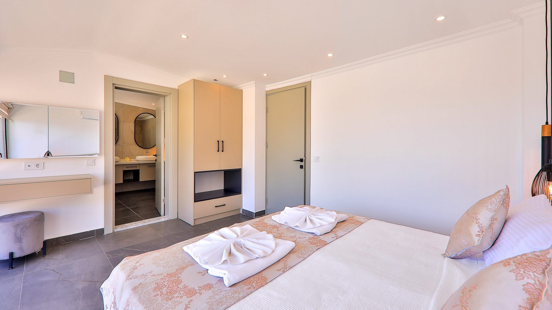 VBK26408 Villa Booking