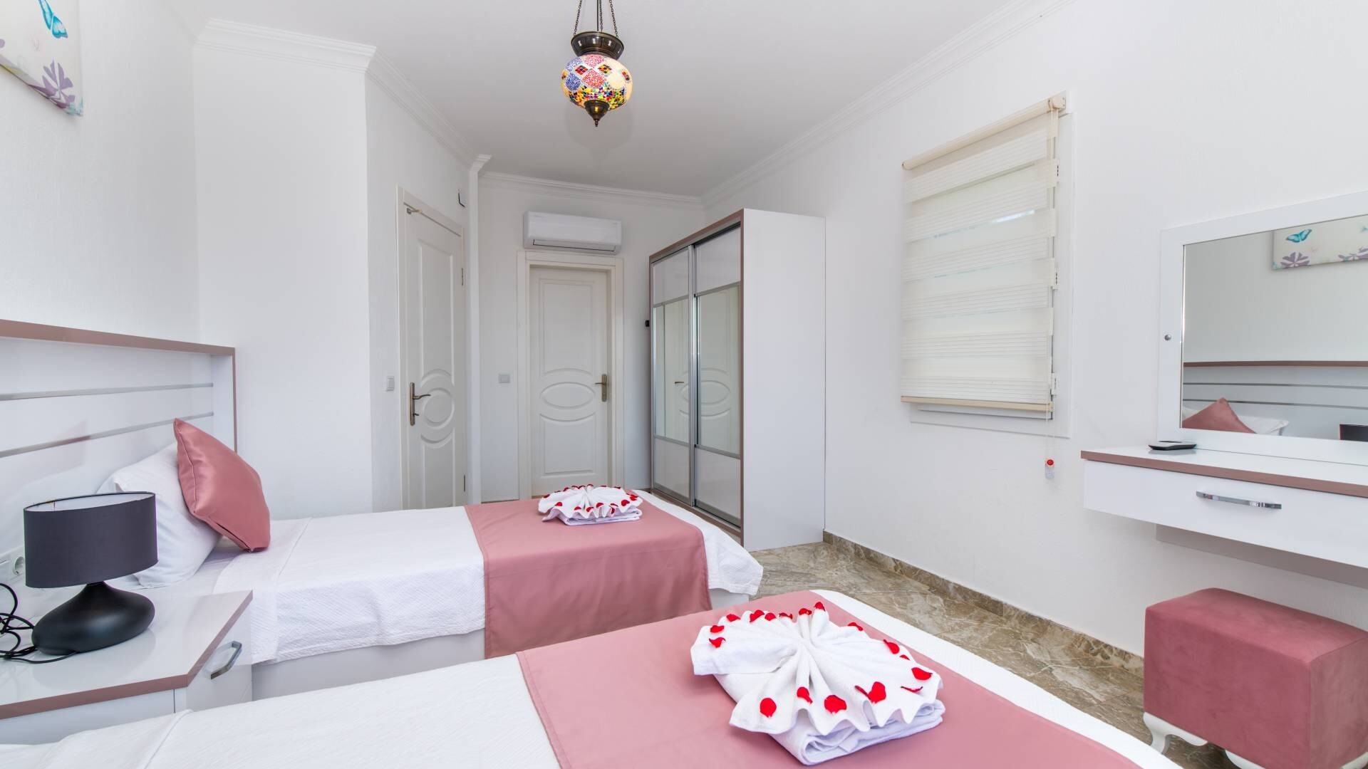 VBK71396 Villa Booking
