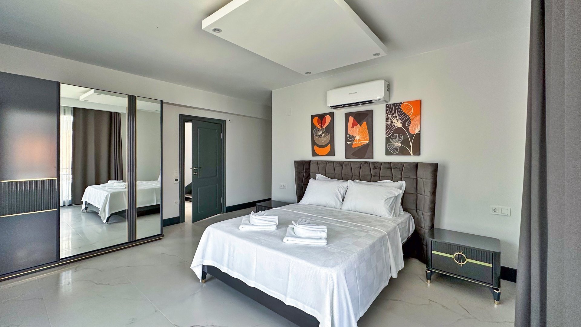 VBK60111 Villa Booking