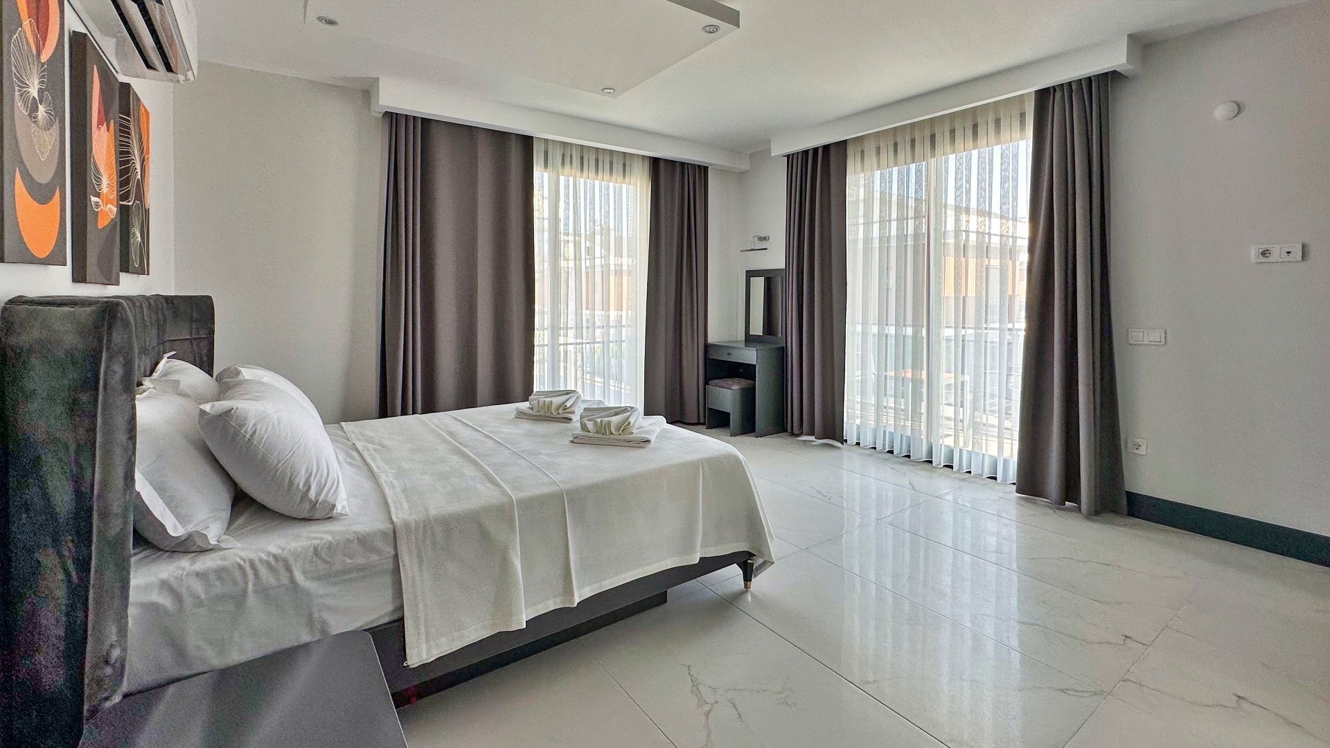 VBK60111 Villa Booking