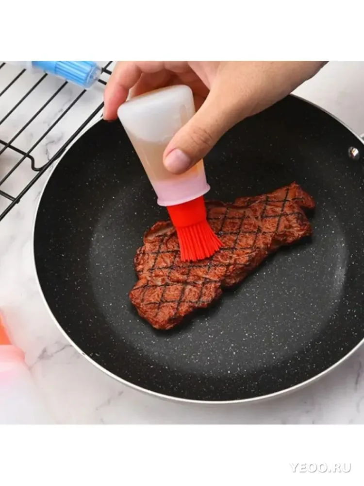 Кисть с резервуаром для масла на листе