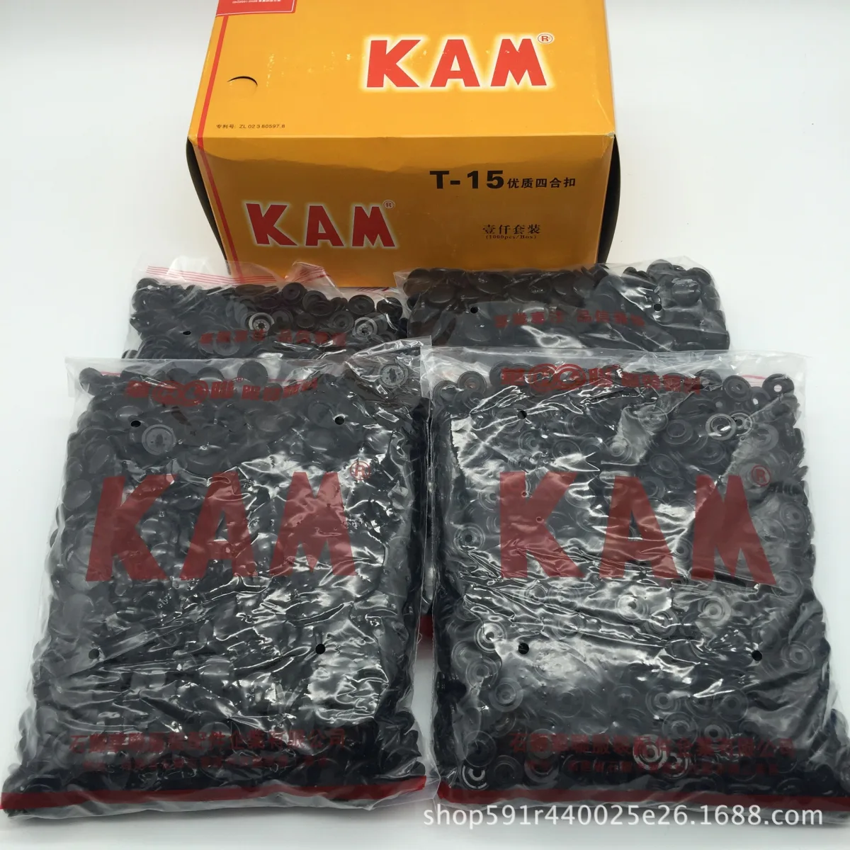 Пластиковые матовые четырёхкомпонентные кнопки KAM T-15, белые и чёрные
