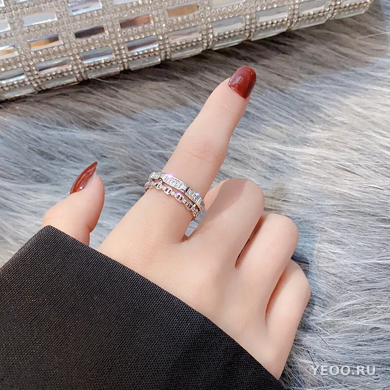 Кольцо женское с золочением 18K и фианитами 5A, разомкнутое, с регулируемым размером