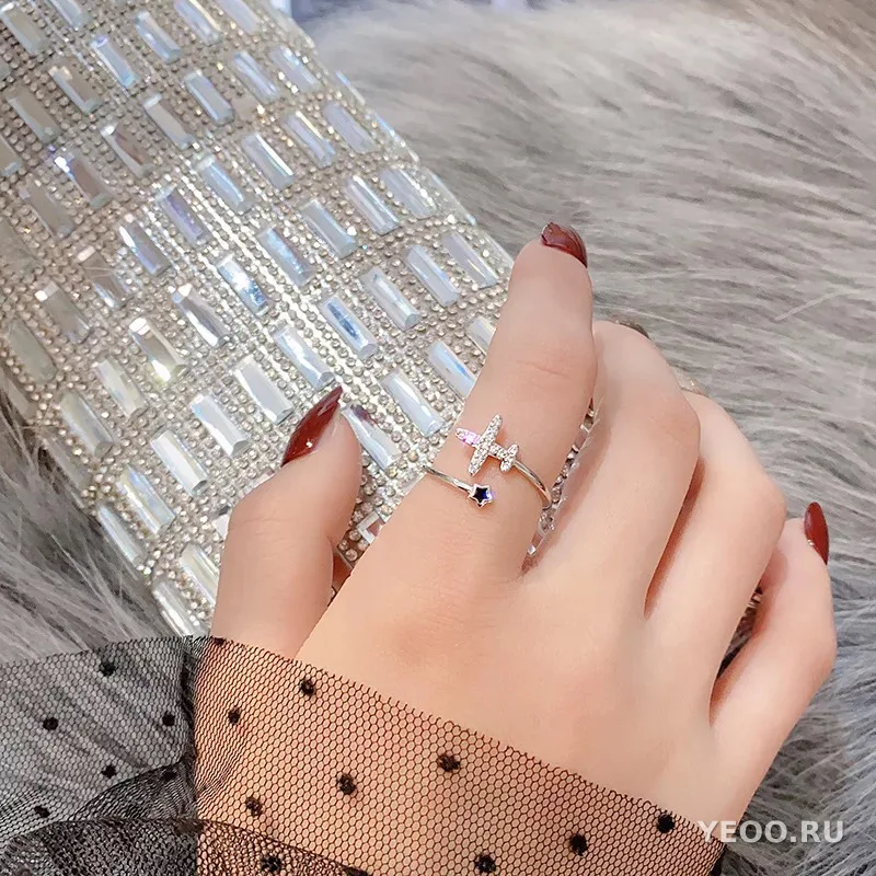 Кольцо женское с золочением 18K и фианитами 5A, разомкнутое, с регулируемым размером