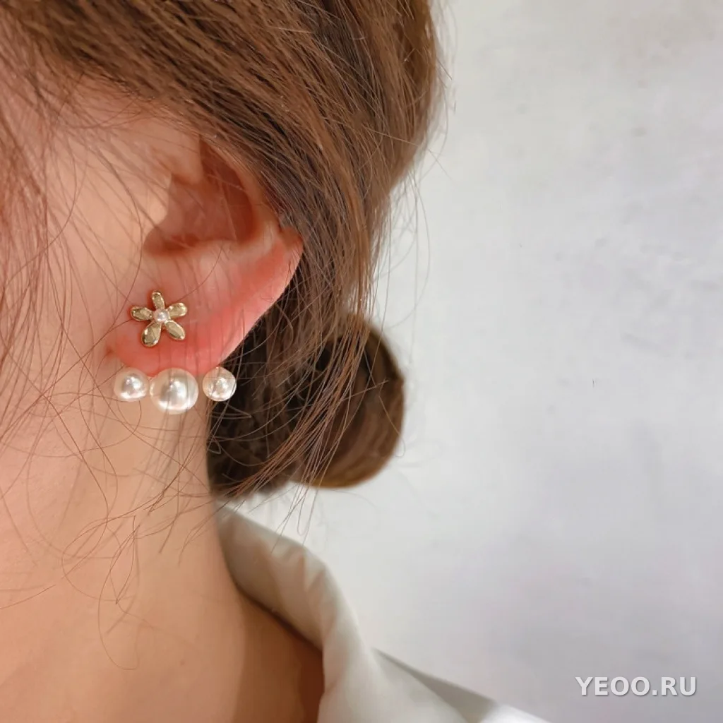 Сережки-гвоздики с жемчугом и цветочным узором из серебра 925 пробы