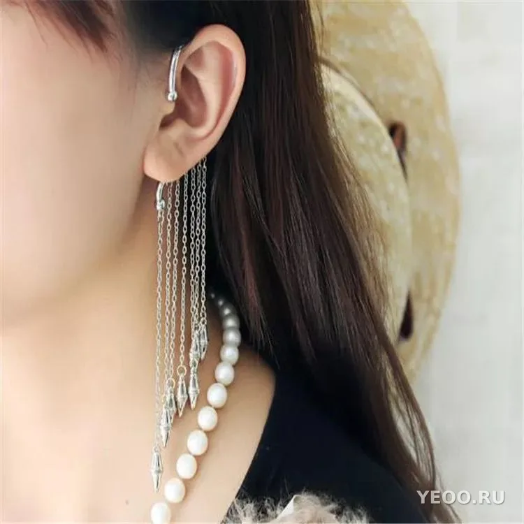 Сережки-клипсы в стиле панк с шипами и длинными кисточками