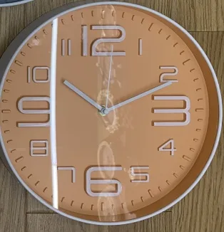 Настенные часы в современном минималистичном стиле