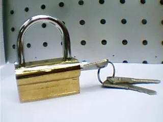 Навесной замок с покрытием под титан