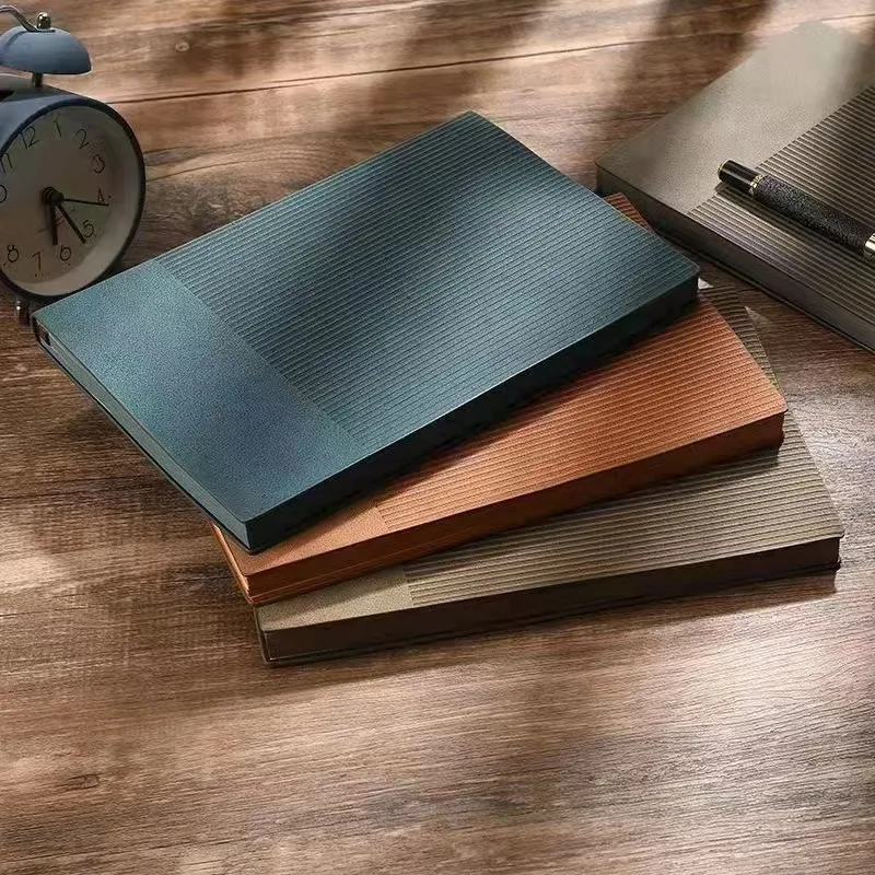 Деловая записная книжка в мягкой кожзаменительной обложке с окрашенным обрезом
