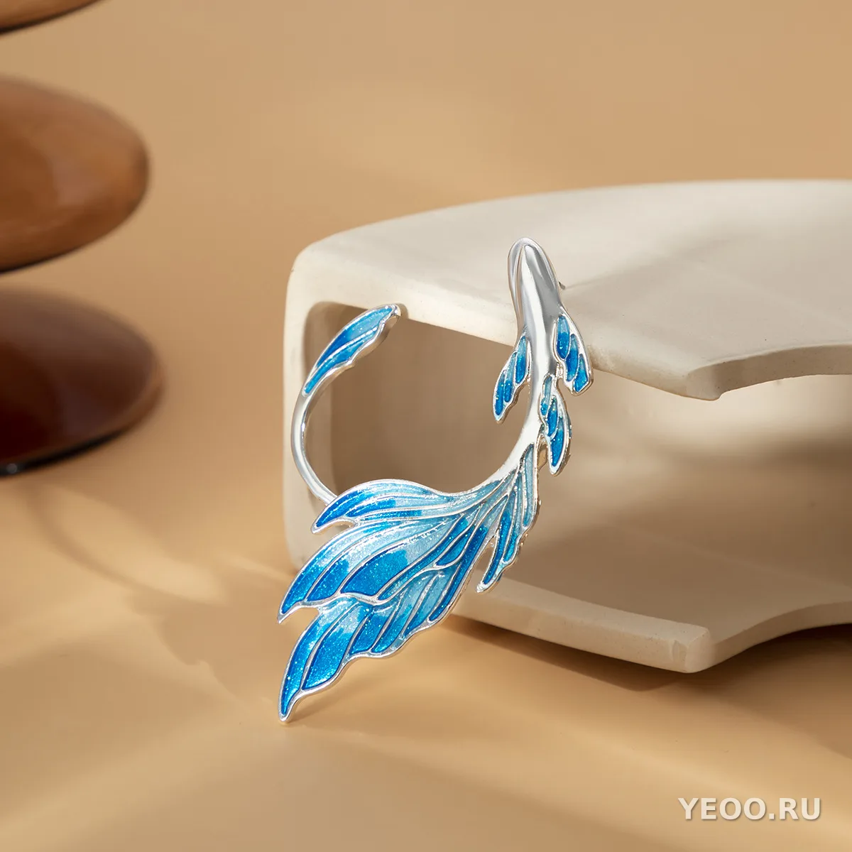 Серьги-клипсы в виде золотых рыбок с цветным рисунком