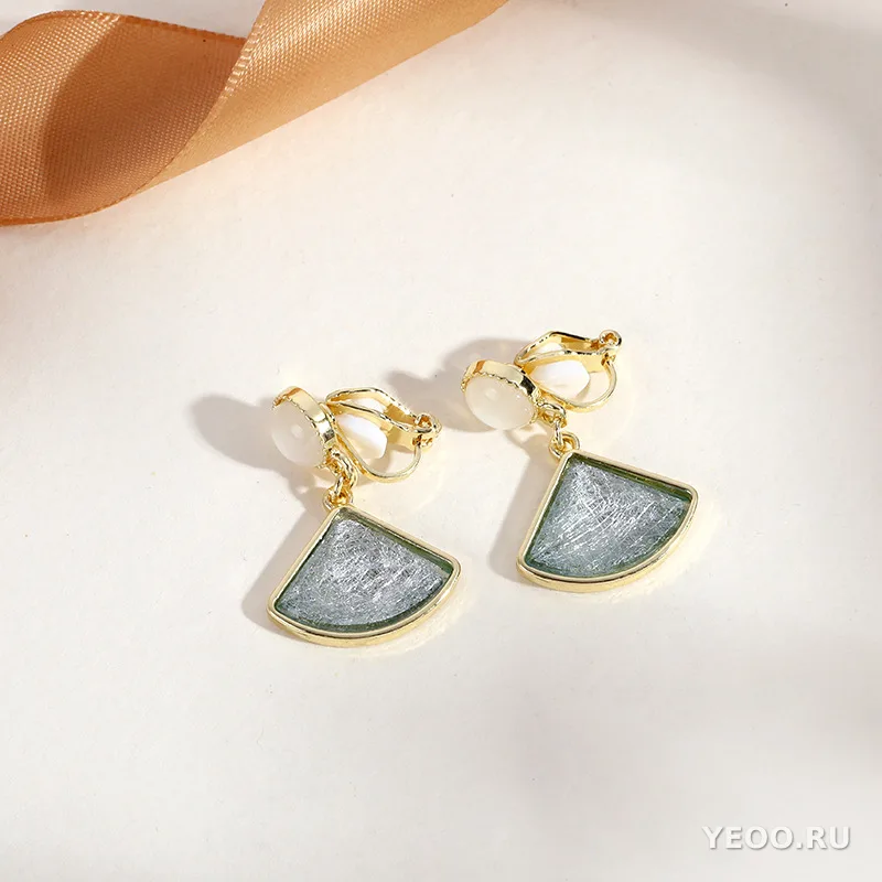 Серьги-клипсы треугольные с кисточками, металлические