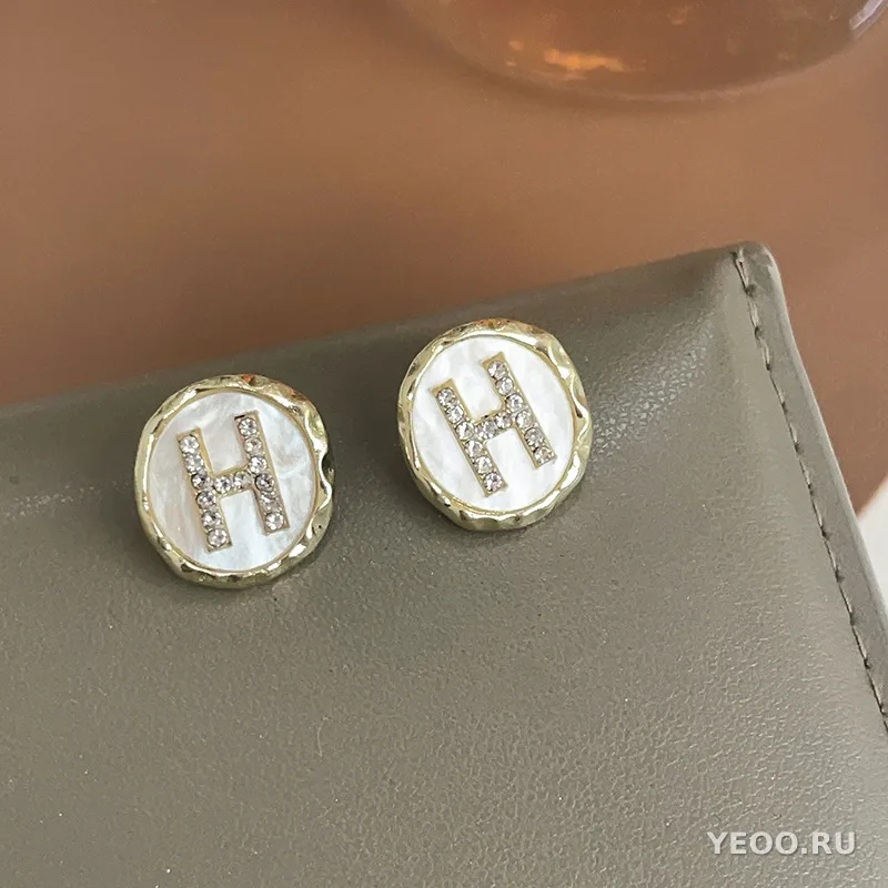 Сережки-гвоздики в стиле Шанель с жемчугом, легкий люкс, средневековый дизайн