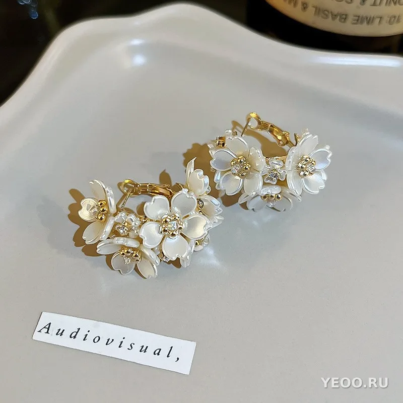Серьги-гвоздики с барокко-жемчугом и цветочным узором, серебряные иглы