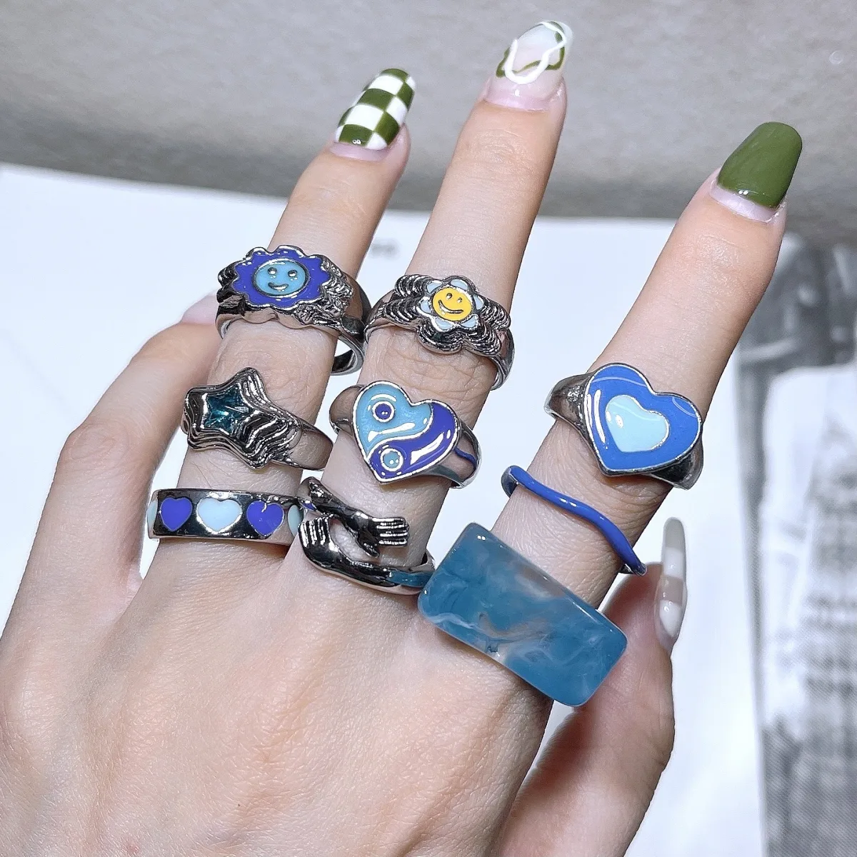 Кольцо из титановой стали с resin-вставкой в виде подсолнуха, открытое, с сердцем