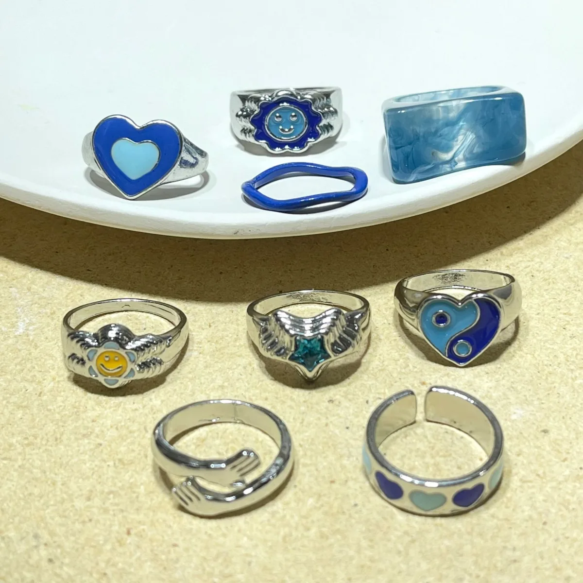 Кольцо из титановой стали с resin-вставкой в виде подсолнуха, открытое, с сердцем
