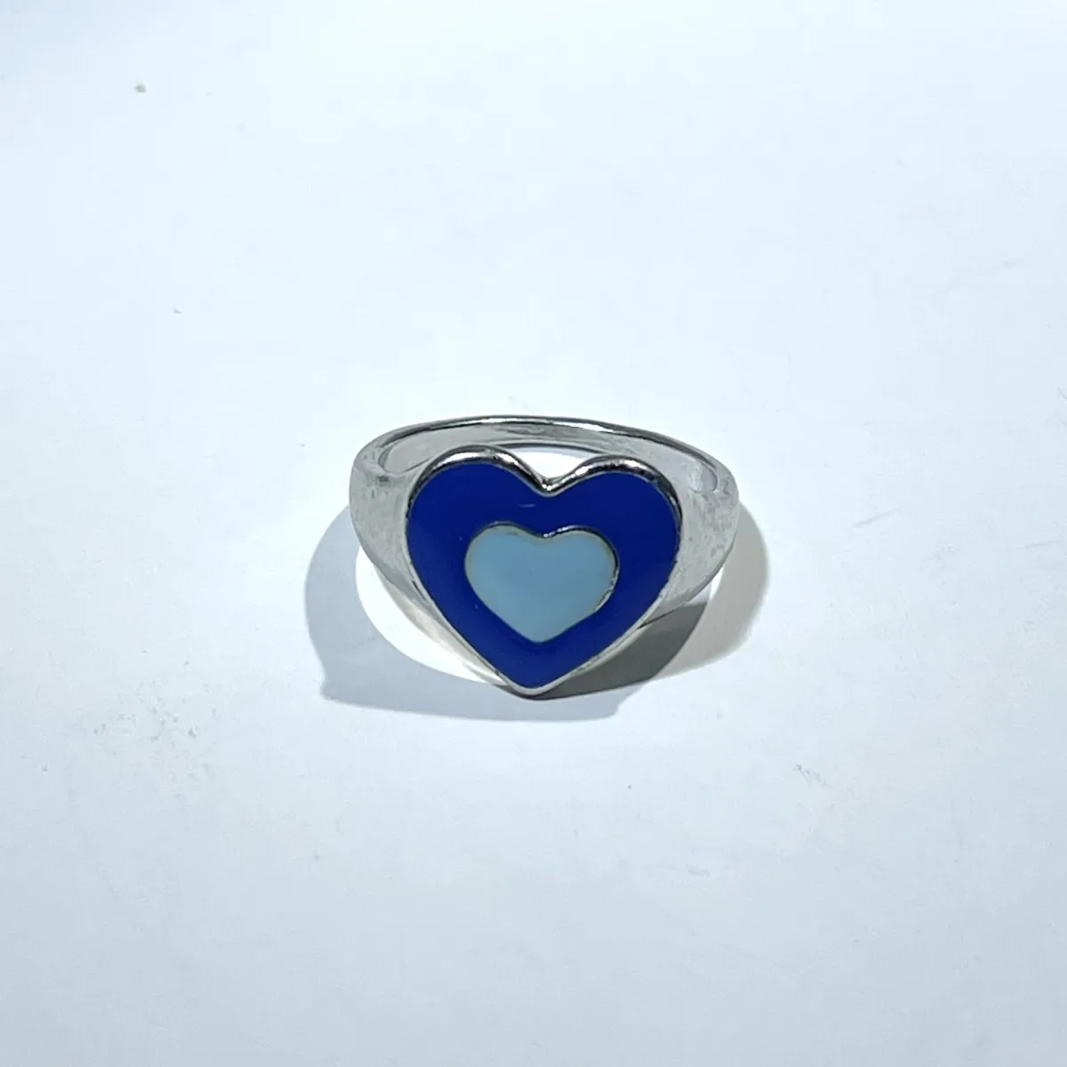 Кольцо из титановой стали с resin-вставкой в виде подсолнуха, открытое, с сердцем