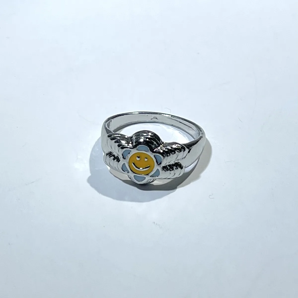 Кольцо из титановой стали с resin-вставкой в виде подсолнуха, открытое, с сердцем