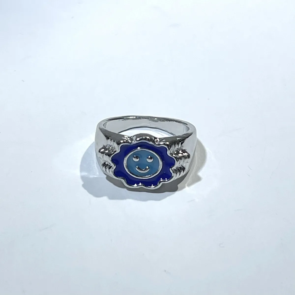 Кольцо из титановой стали с resin-вставкой в виде подсолнуха, открытое, с сердцем