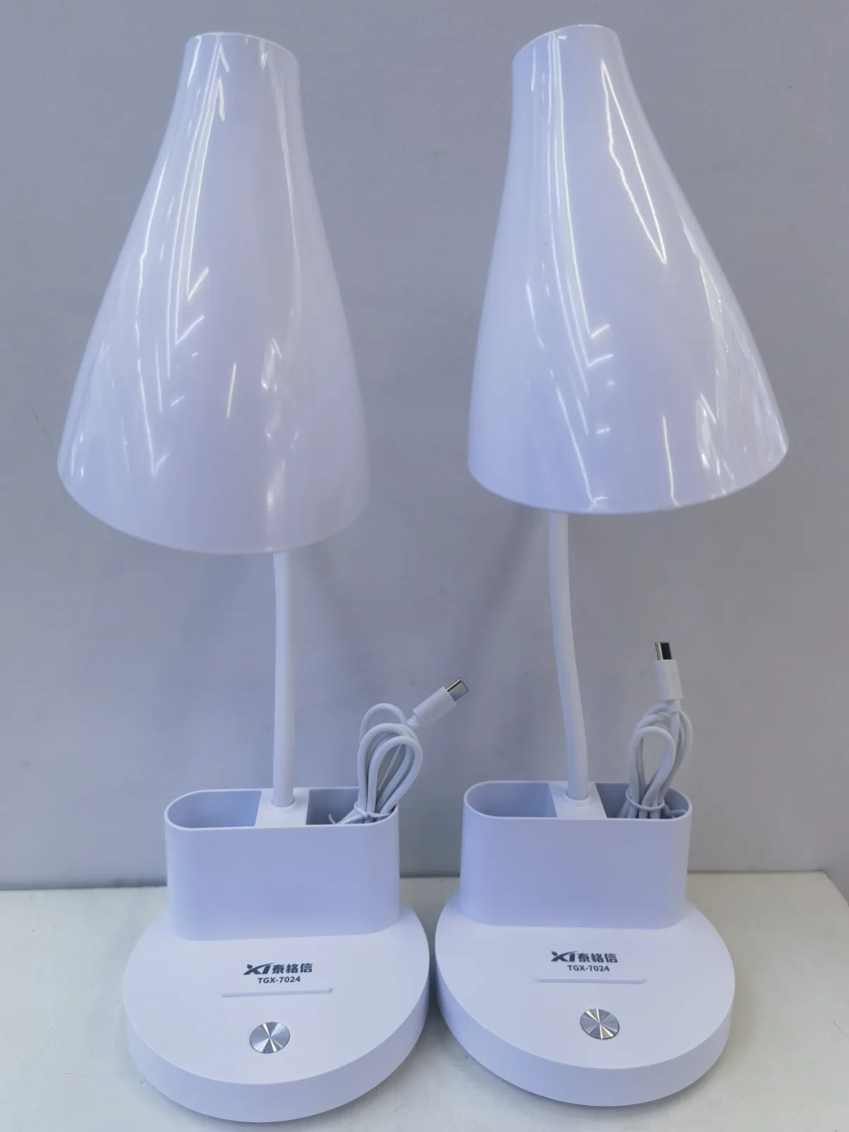Настольная LED-лампа с двумя стаканчиками для ручек, аккумуляторная