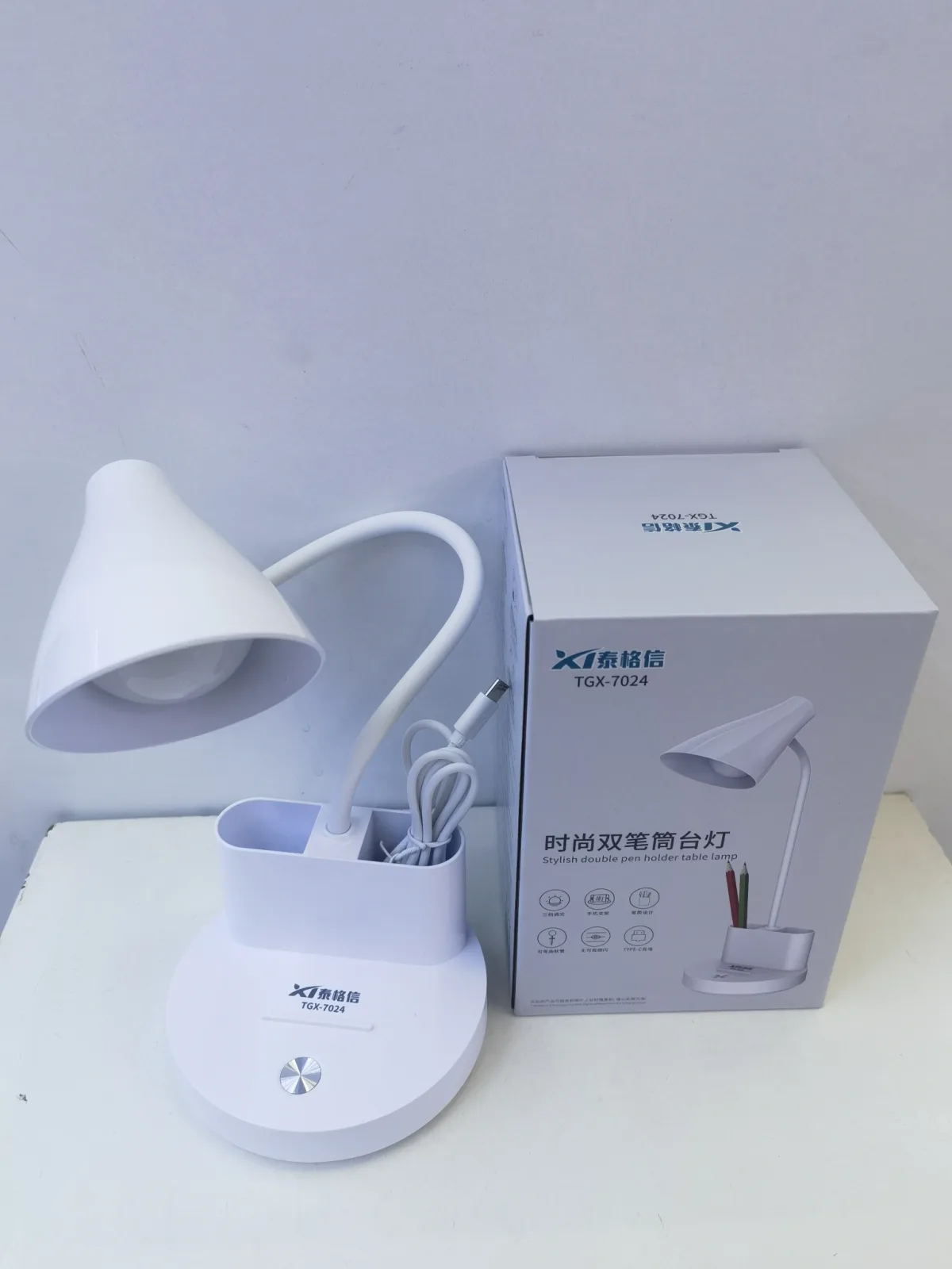 Настольная LED-лампа с двумя стаканчиками для ручек, аккумуляторная