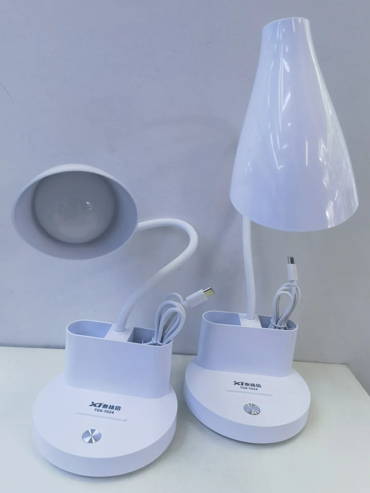 Настольная LED-лампа с двумя стаканчиками для ручек, аккумуляторная
