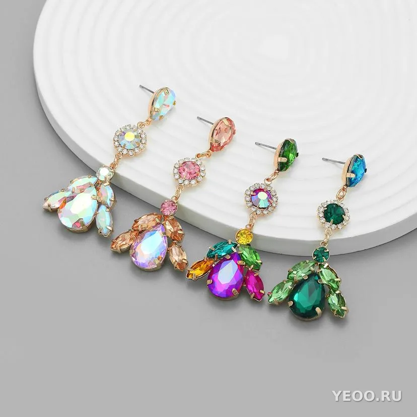 Крупные сережки-подвески с цветочным узором и цветными фианитами из сплава