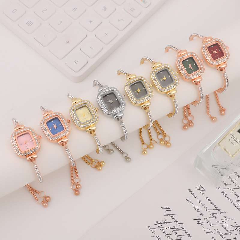 Женские кварцевые часы квадратной формы с инкрустацией стразами на регулируемом браслете