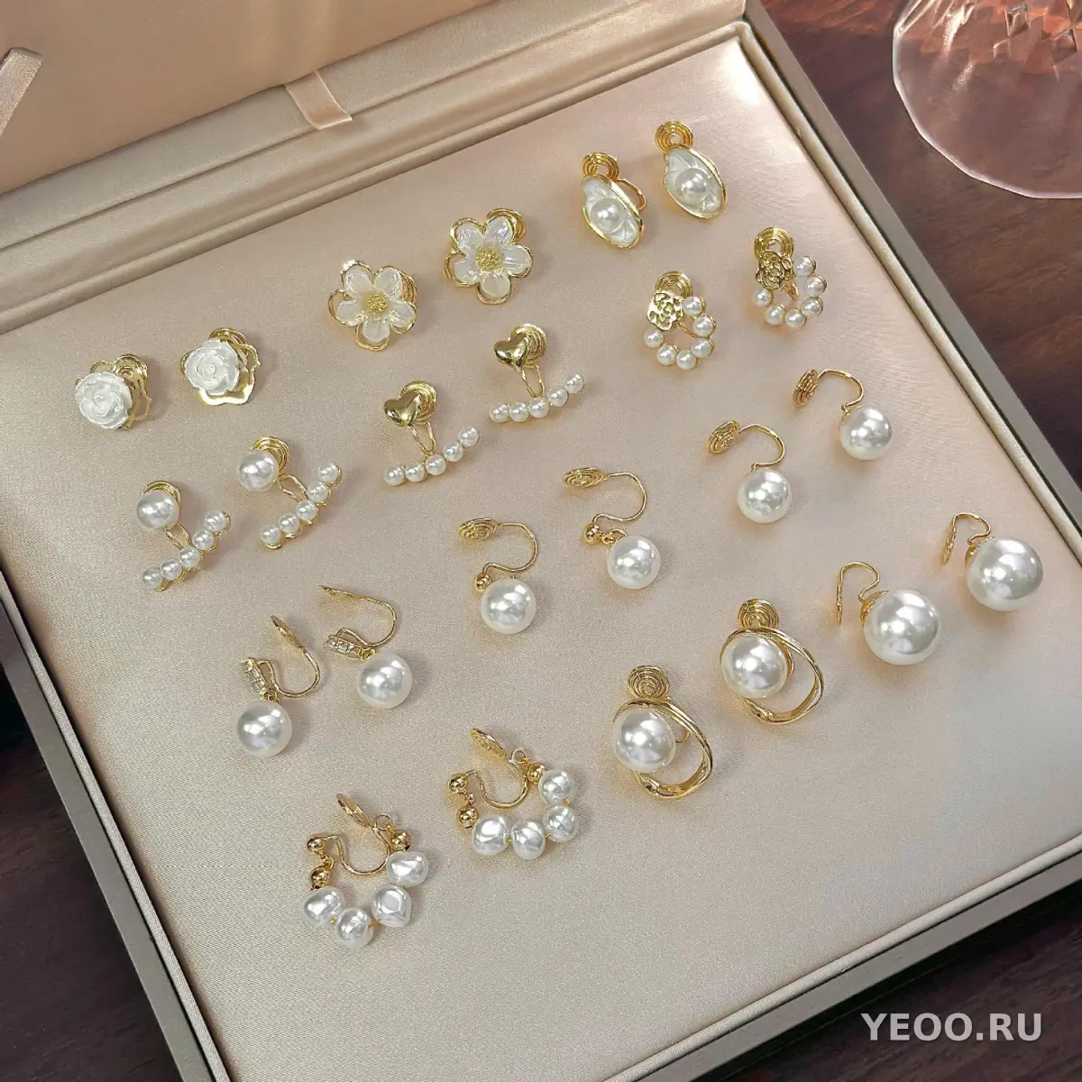 Серьги-клипсы в форме спирали (без прокола) из сплава, с жемчугом и цирконием