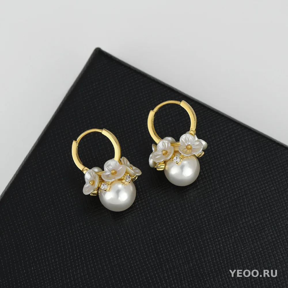 Серьги-гвоздики с жемчугом и цветочным узором, латунь, позолота