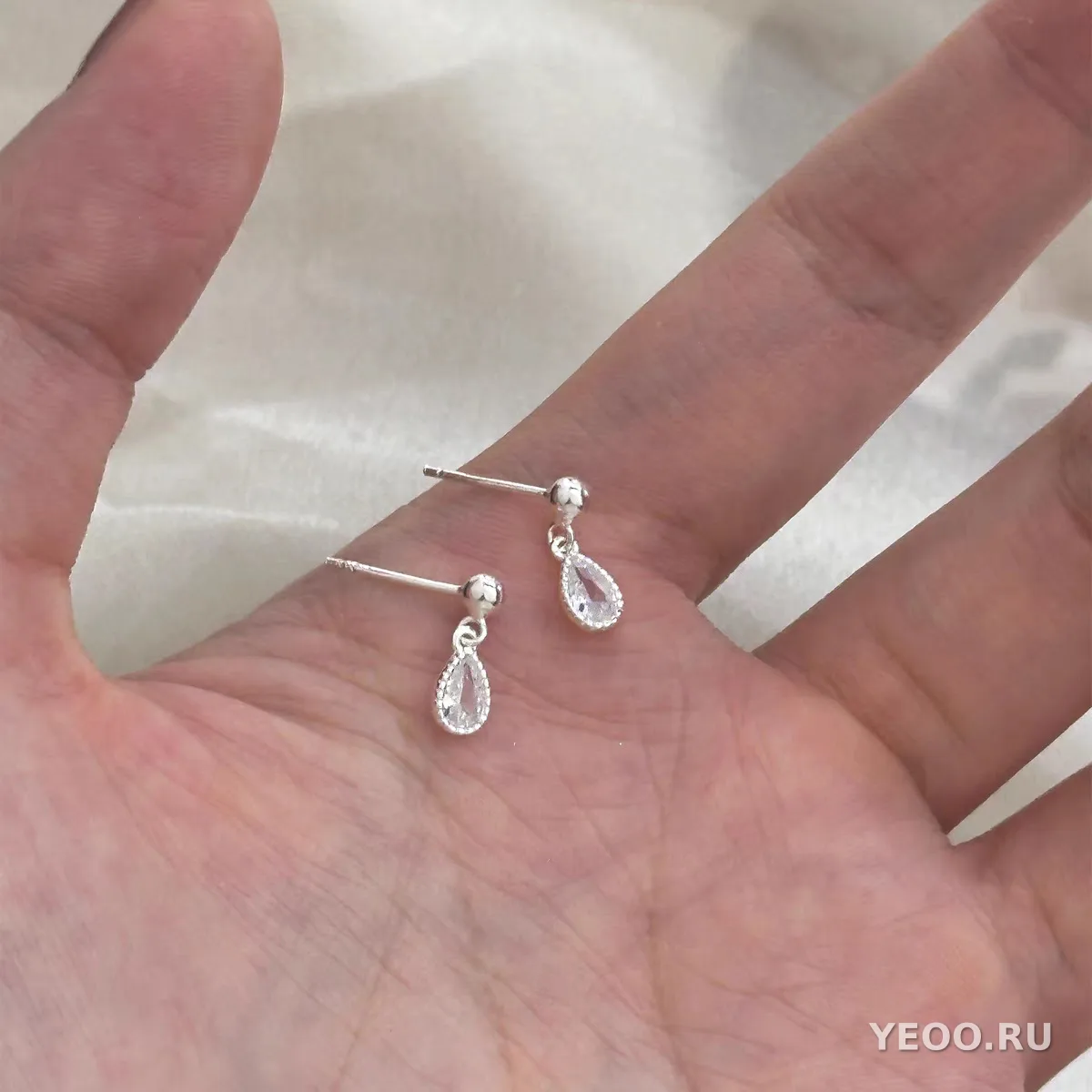 Серьги-подвески с жемчугом и цирконием на серебряной основе 925 пробы