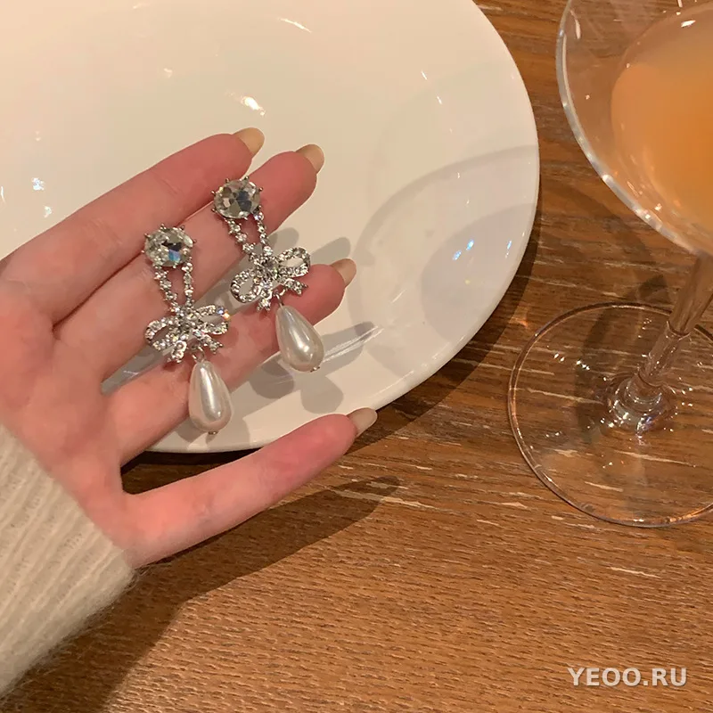 Серьги-подвески с жемчугом и цирконием на серебряной основе 925 пробы