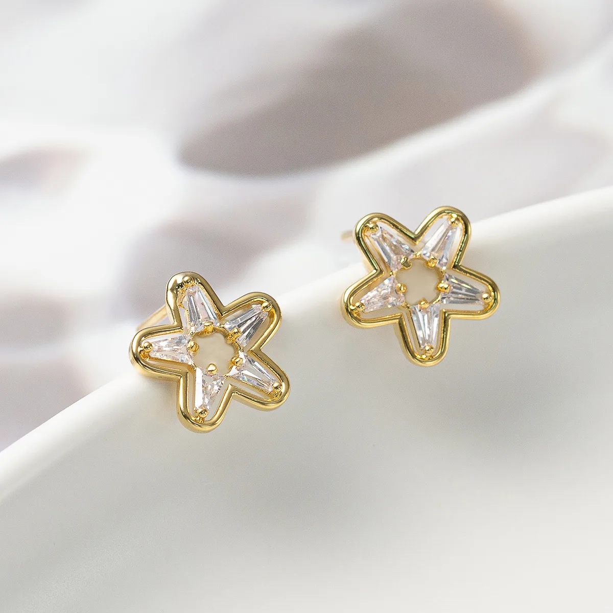 Гвоздики-звёзды со стразами, позолота 14K, швензы из серебра 925 пробы