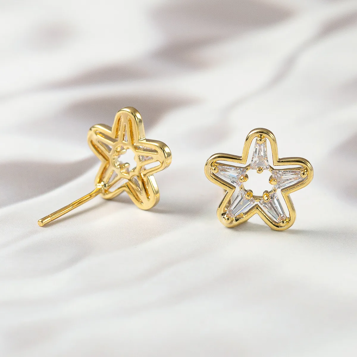 Гвоздики-звёзды со стразами, позолота 14K, швензы из серебра 925 пробы