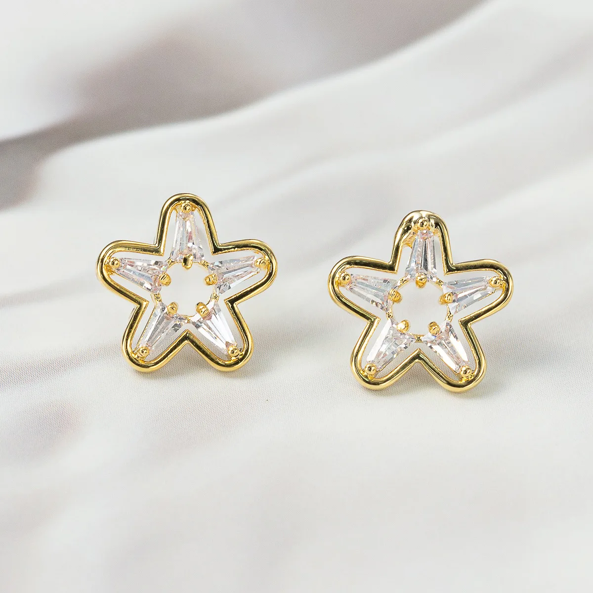 Гвоздики-звёзды со стразами, позолота 14K, швензы из серебра 925 пробы