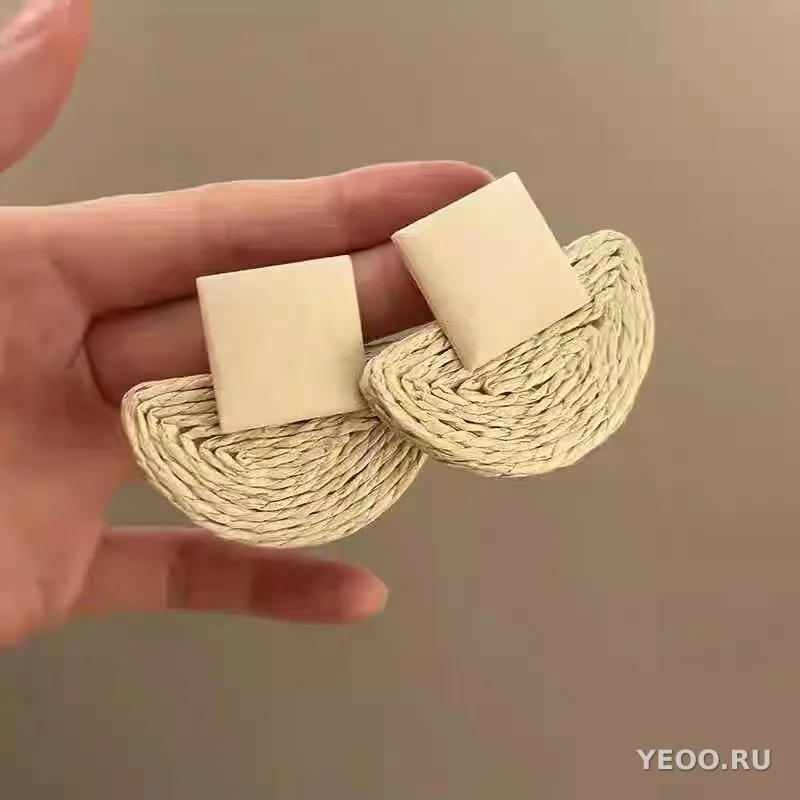 Серьги-подвески круглые с бусинами из смолы и плетёной лозы, в этническом стиле