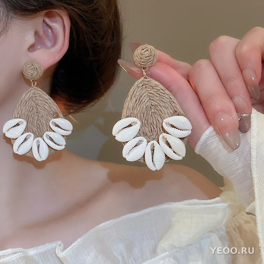 Серьги-подвески круглые с бусинами из смолы и плетёной лозы, в этническом стиле