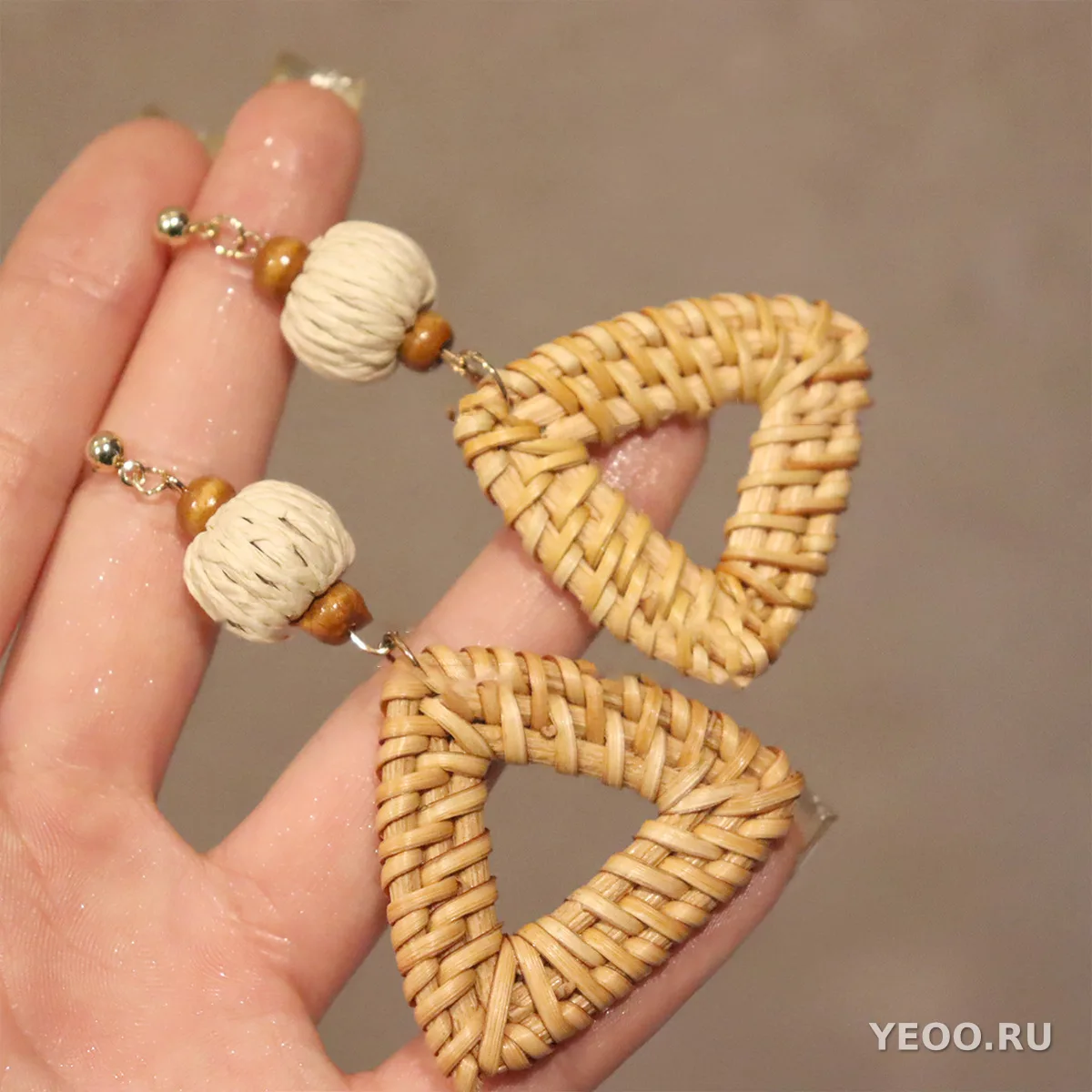Серьги-подвески круглые с бусинами из смолы и плетёной лозы, в этническом стиле