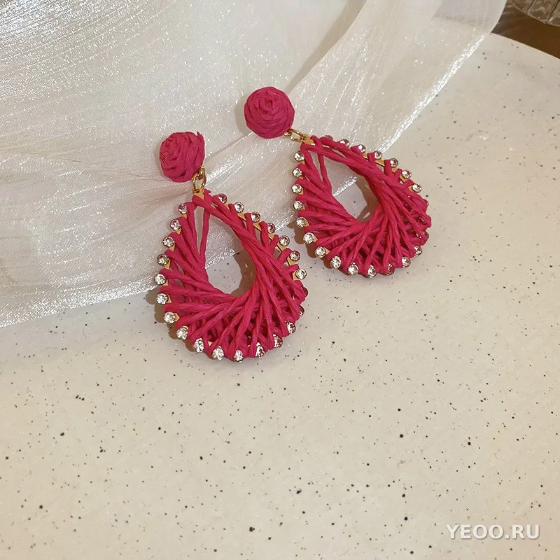 Серьги-подвески круглые с бусинами из смолы и плетёной лозы, в этническом стиле