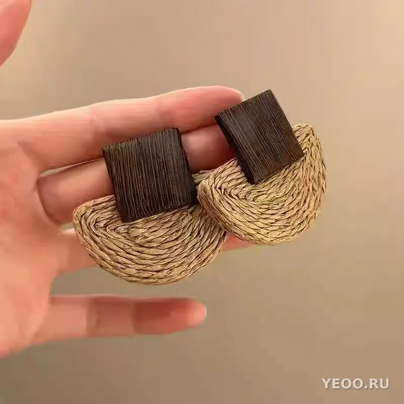 Серьги-подвески круглые с бусинами из смолы и плетёной лозы, в этническом стиле
