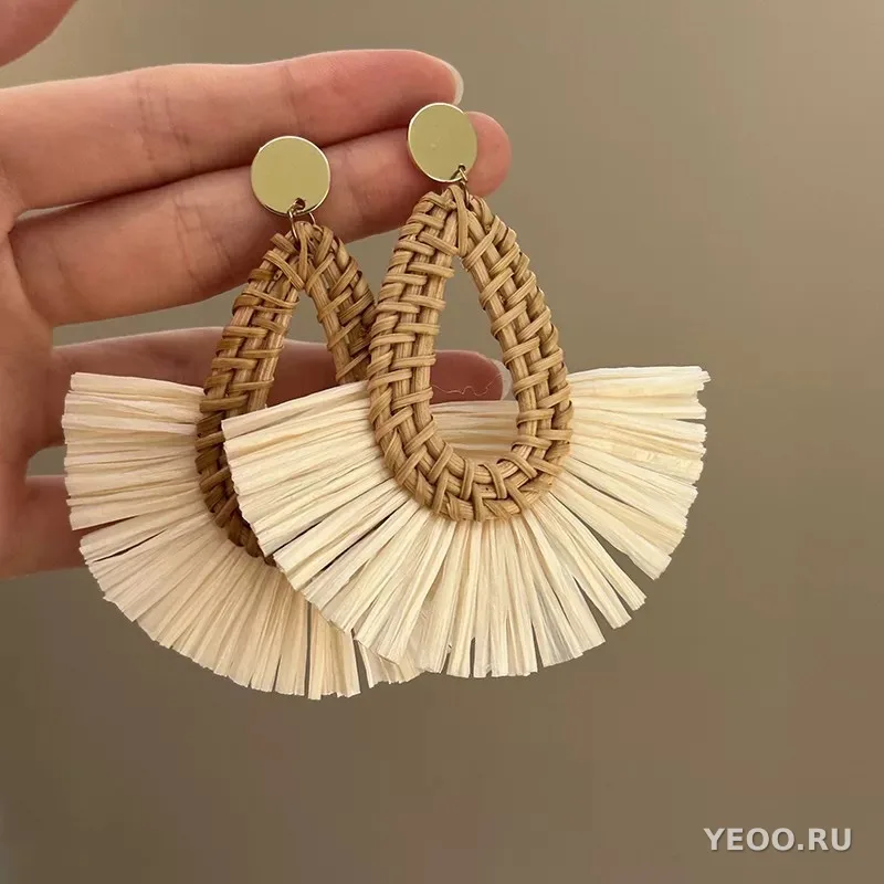 Серьги-подвески круглые с бусинами из смолы и плетёной лозы, в этническом стиле