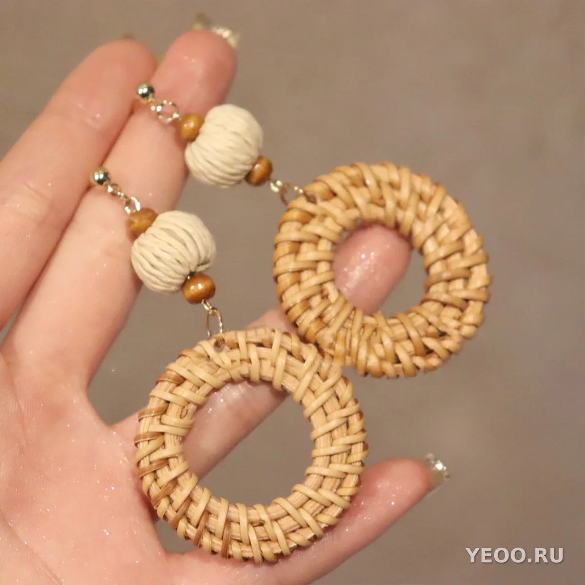 Серьги-подвески круглые с бусинами из смолы и плетёной лозы, в этническом стиле