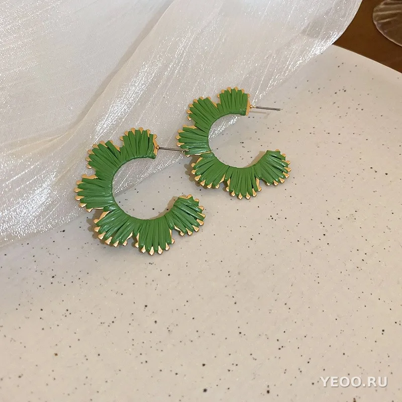 Серьги-подвески круглые с бусинами из смолы и плетёной лозы, в этническом стиле